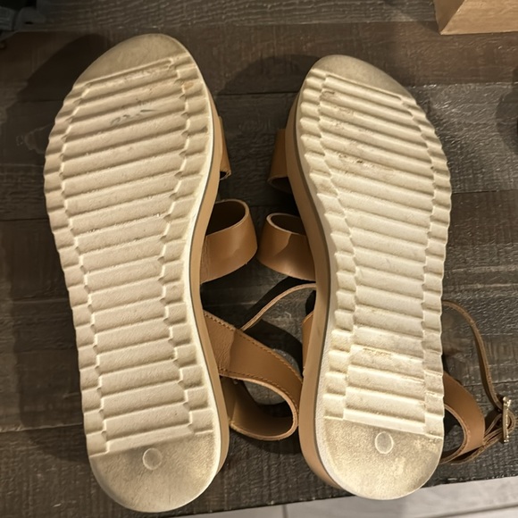 A. Giannetti leather triple strap sandals. - Picture 2 of 4